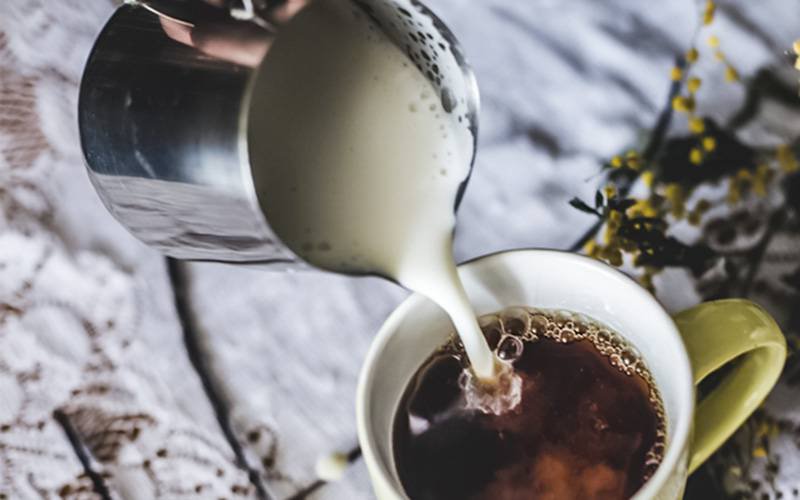 Descubra os benefícios para a saúde de beber chá com leite