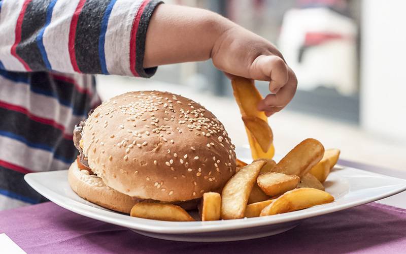 Ingestão de fast-food aumenta probabilidade de obesidade infantil