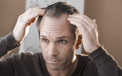 Stress pode estar relacionado com queda de cabelo