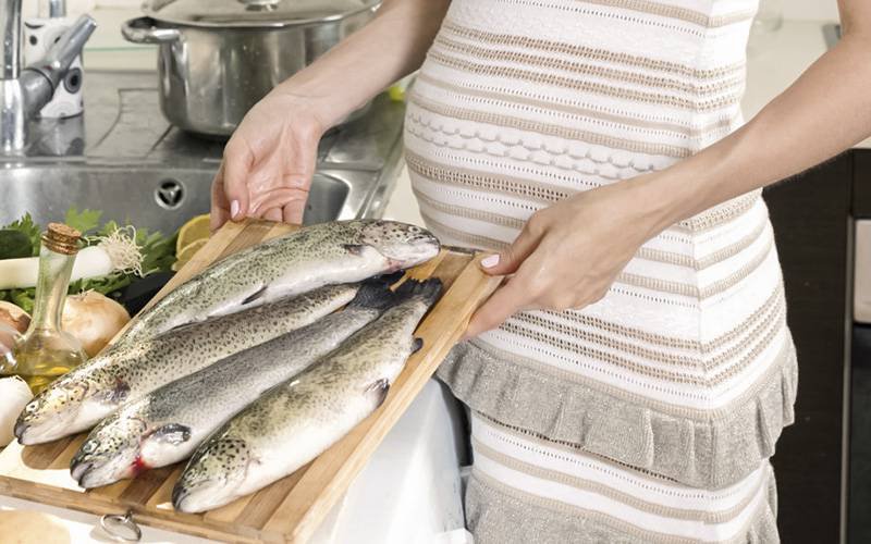 Consumo de peixe durante gravidez benéfico para progenitoras