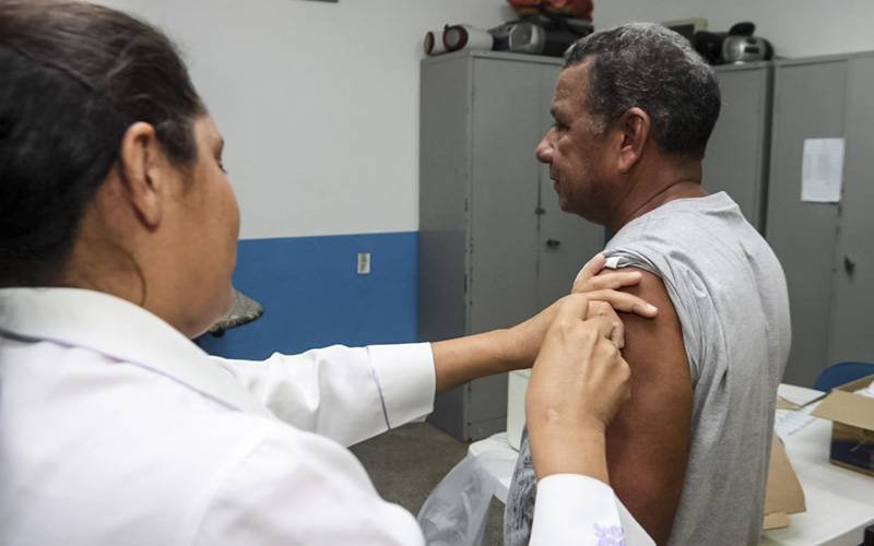 Vacina contra gripe acelera diagnóstico de coronavírus no Brasil
