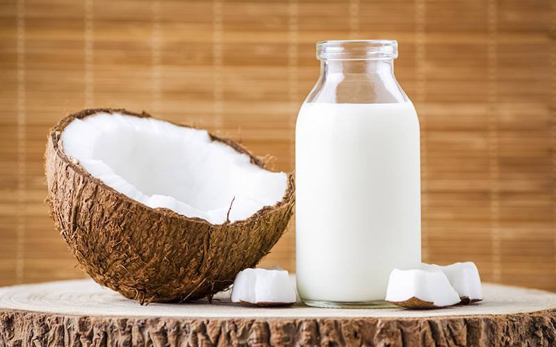 Descubra os efeitos do leite de coco no peso e no metabolismo