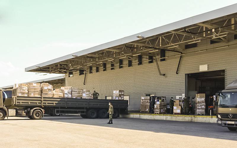 Exército transporta toneladas de material de proteção individual