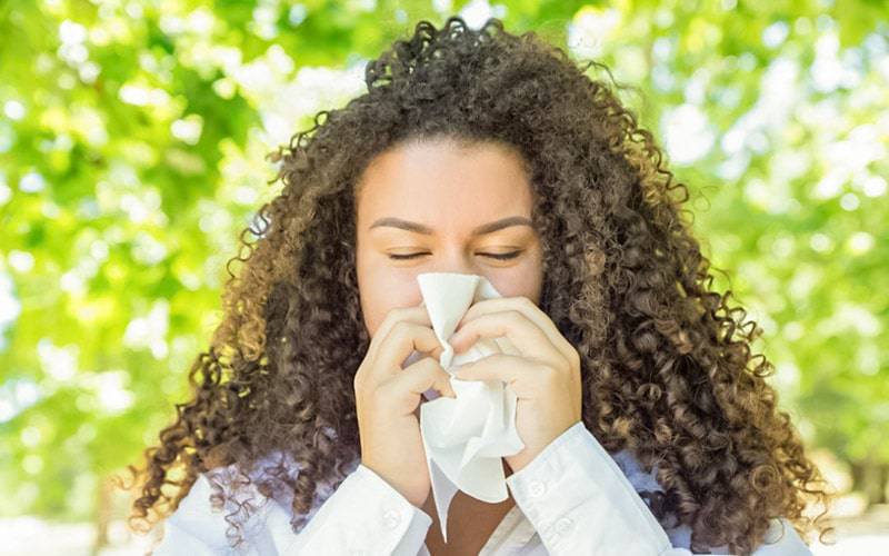 COVID-19: farmácias ajudam a distinguir alergia e constipação