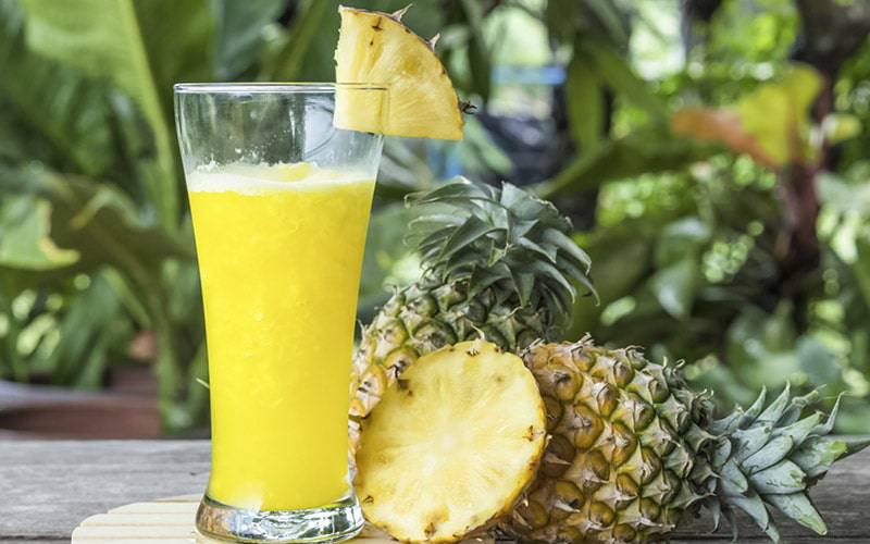 Sumo natural de ananás melhora saúde digestiva