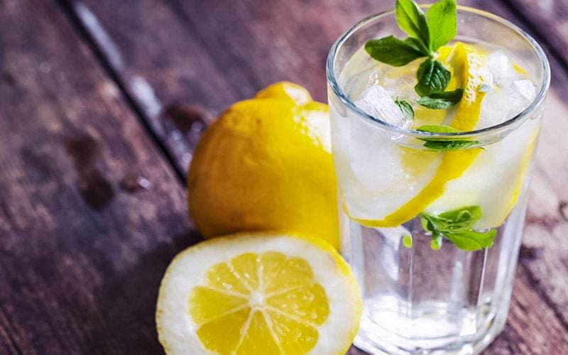 Água com limão pode trazer vários benefícios para a saúde