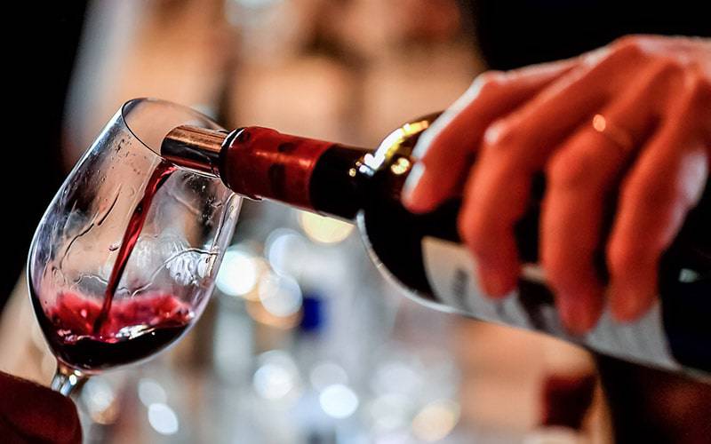 Descubra algumas desvantagens da ingestão de vinho tinto