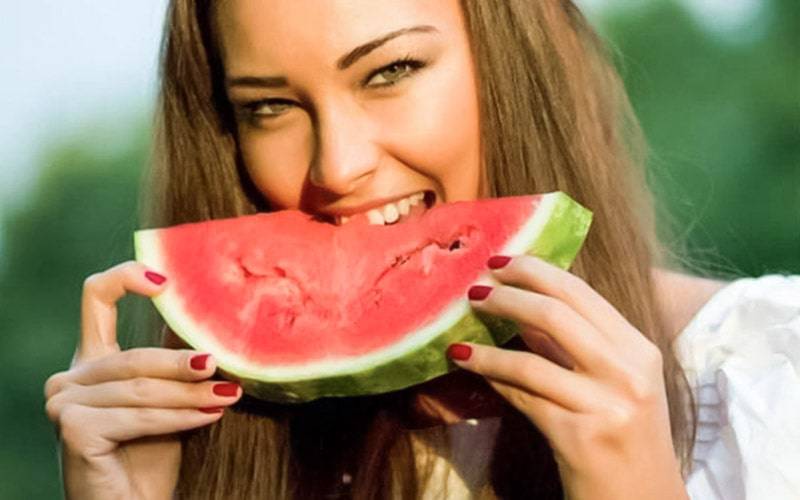 Há três alimentos que ajudam a manter a pele saudável e hidratada