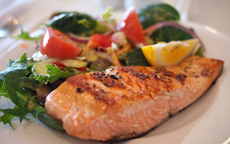 Sabe porque comer peixe reduz risco de doenças cardiovasculares?