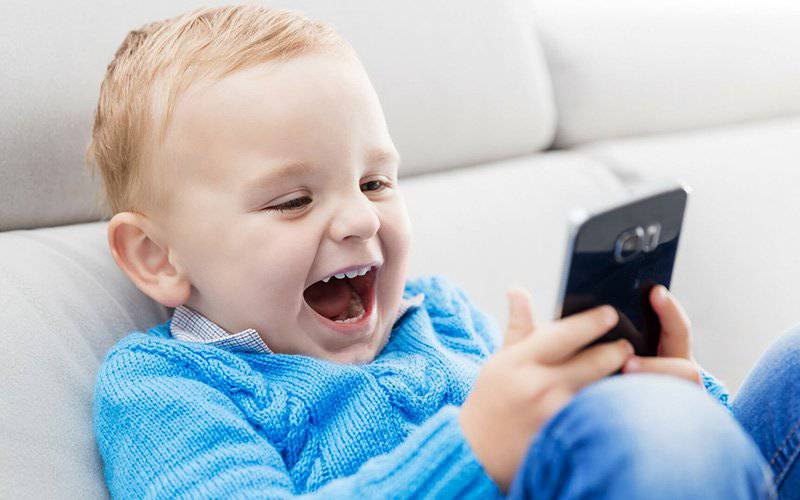 Crianças começam a usar dispositivos digitais cada vez mais cedo
