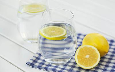 Descubra os benefícios da ingestão de água morna com limão