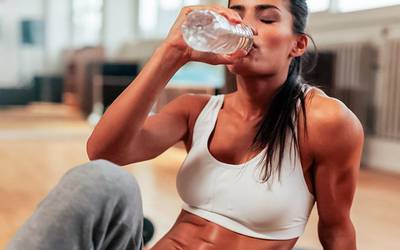 Hidratação adequada ajuda a maximizar desempenho físico