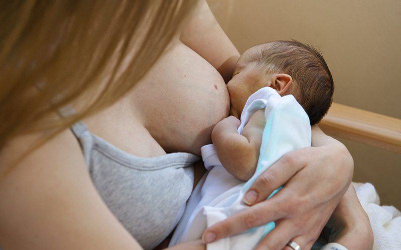 Mãe e bebé partilham bactérias benéficas através do leite materno