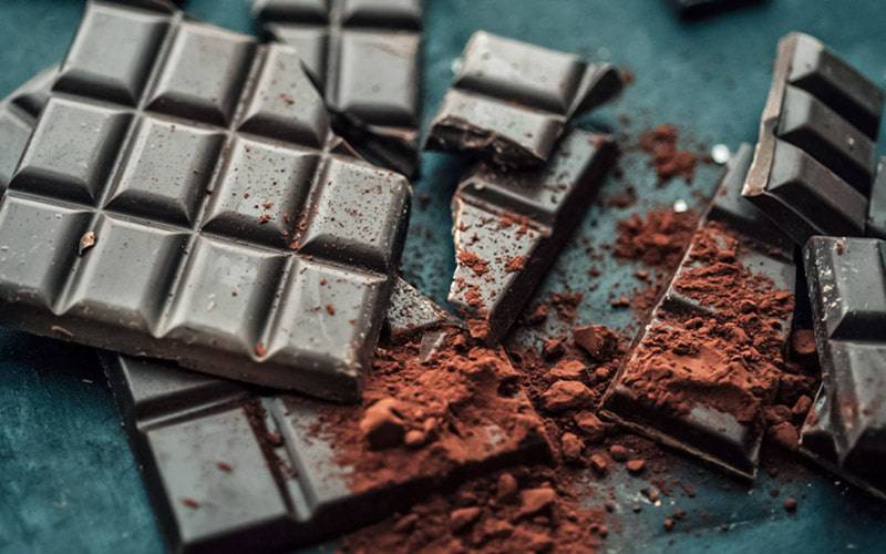 Chocolate negro pode prevenir aparecimento de enxaquecas