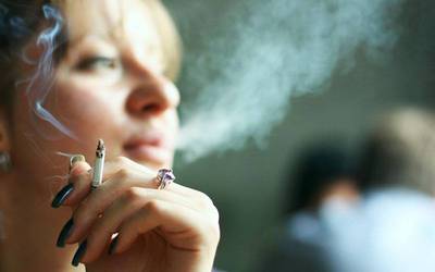 Fumar aumenta risco de aneurisma para mulheres