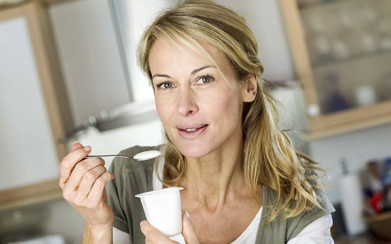 Descubra quatro benefícios de consumir iogurte todos os dias