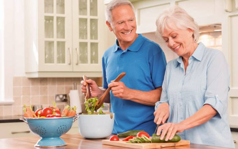 Dieta baixa em hidratos de carbono beneficia idosos
