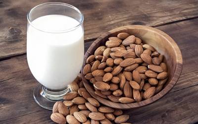 Leite de amêndoa pode ser alternativa ao leite de origem animal