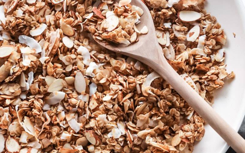 Conheça as principais diferenças entre granola e muesli