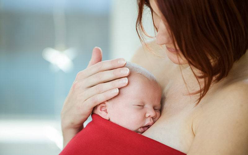 Contato pele a pele pode aliviar dor em bebés
