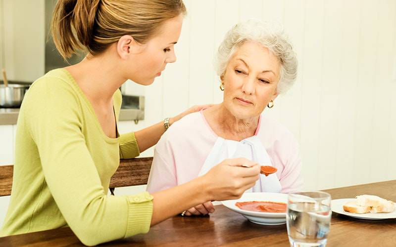 Especialistas dão orientações de alimentação de doentes dementes