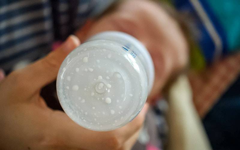 Biberão de plástico pode libertar microplásticos quando aquecido