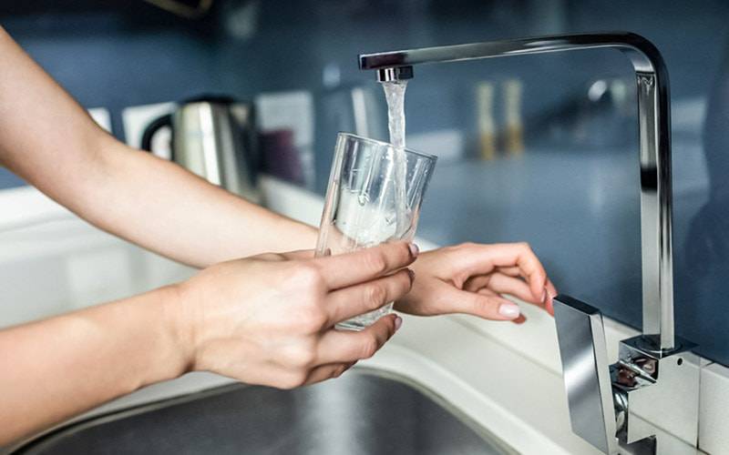 Composto de ferro torna água clorada mais saudável para beber