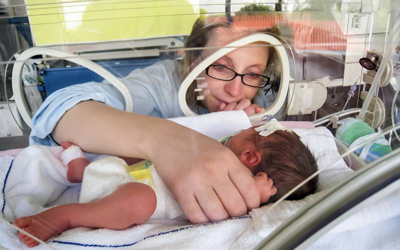 Pais de bebés prematuros desconhecem causas da prematuridade
