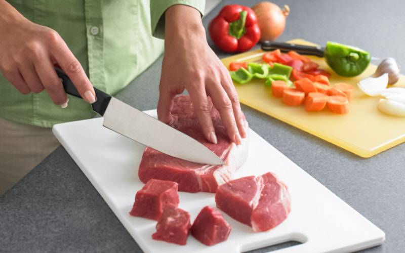 Consumo de carne vermelha eleva risco de doenças cardiovasculares
