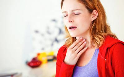 COVID-19 pode causar danos nas cordas vocais