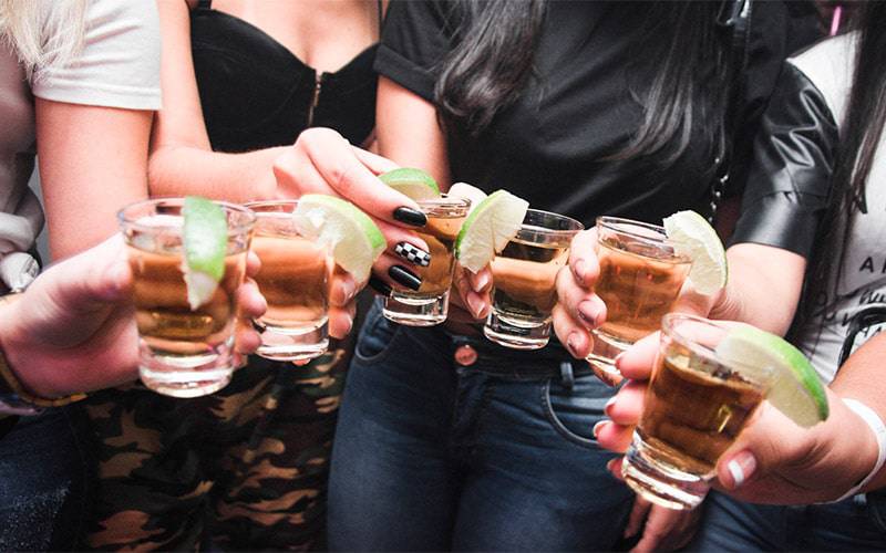 Maior prazer em consumir álcool pode prever dependência da bebida
