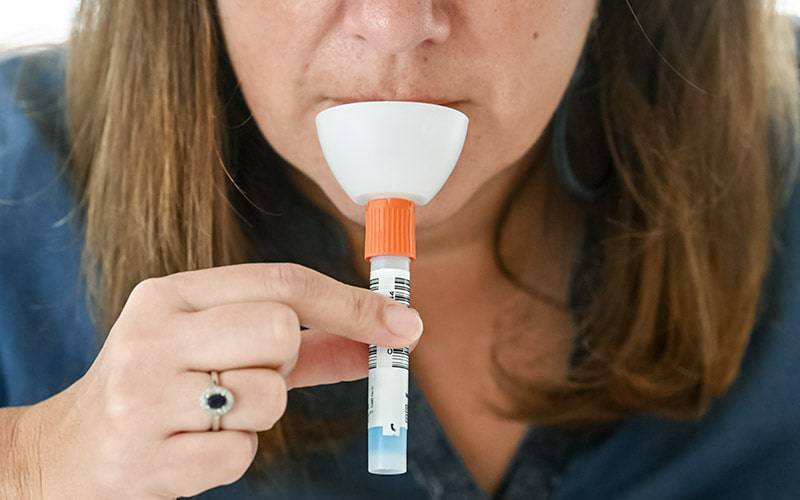 COVID-19: testes rápidos de saliva permitem testagem mais eficaz