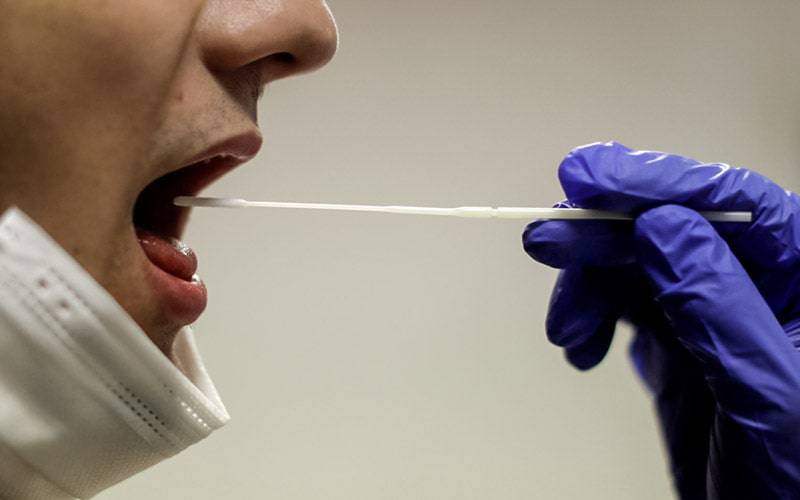 COVID-19: testes nas escolas incluem amostras de saliva