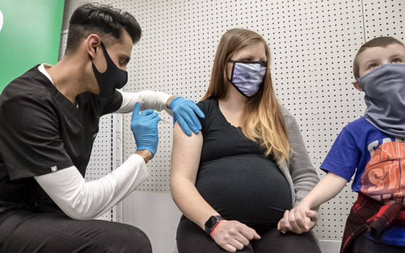 Vacinas da Pfizer e Moderna revelam eficácia em grávidas