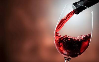 Ingestão excessiva de vinho associada a arritmias cardíacas