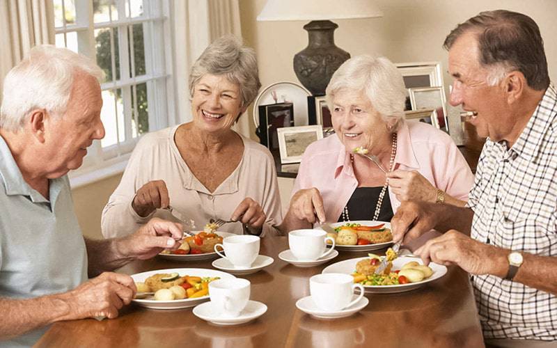 Pessoas mais velhas não devem ingerir chá durante refeições