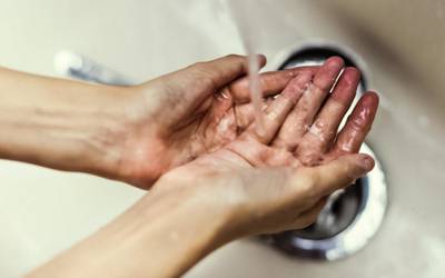 Adolescentes praticam má higiene das mãos
