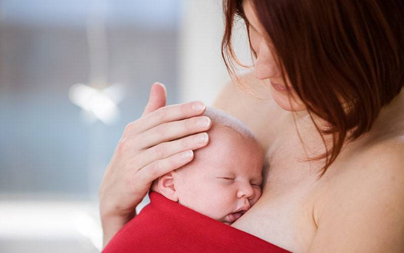 Benefícios do contacto pele a pele mãe-bebé e nutrição em debate