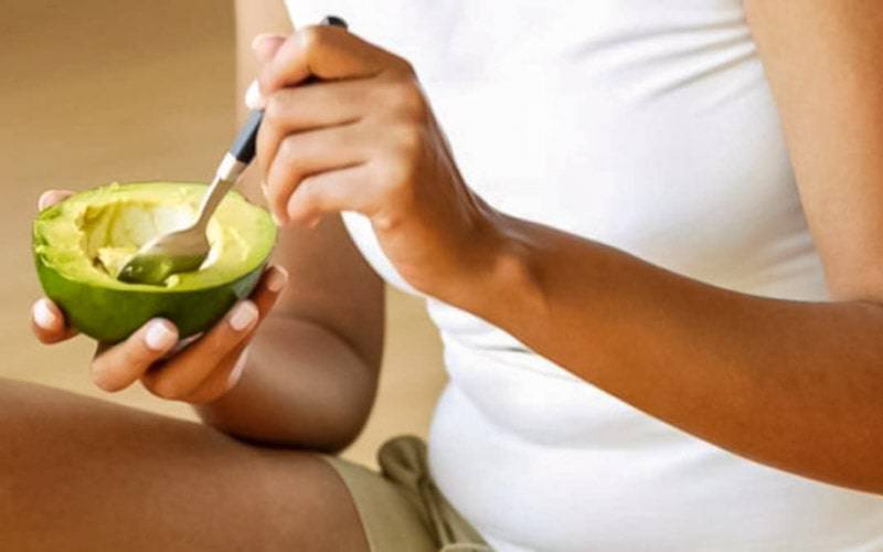 Consumo de abacate beneficia mulheres grávidas