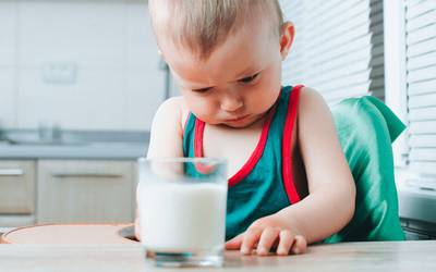 Alerta para impacto da alergia ao leite de vaca na saúde dos bebés