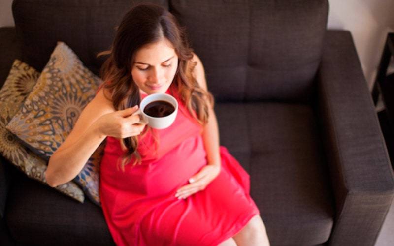 Cafeína em excesso na gravidez pode promover parto prematuro
