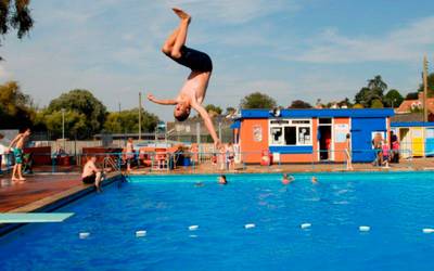 Campanha vai alertar para mergulhos perigosos em praias e piscinas