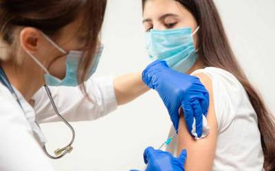 COVID-19: vacinação de adolescentes deve focar-se nos grupos de risco