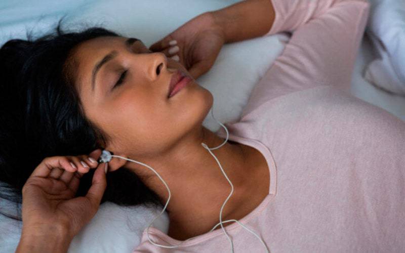 Ouvir música antes de dormir afeta qualidade do sono
