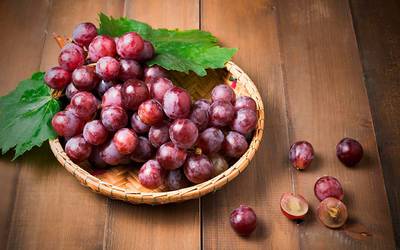 Pessoas que tomam anticoagulantes não devem comer uvas em excesso