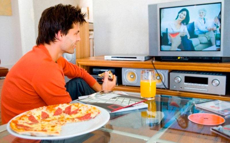 Ver televisão e consumir fast-food prejudica qualidade do sono
