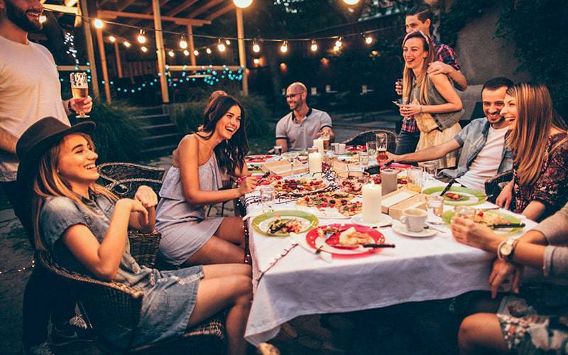 Comer com amigos pode levar a refeições menos saudáveis