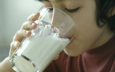 Consumo de leite promove aparecimento de acne