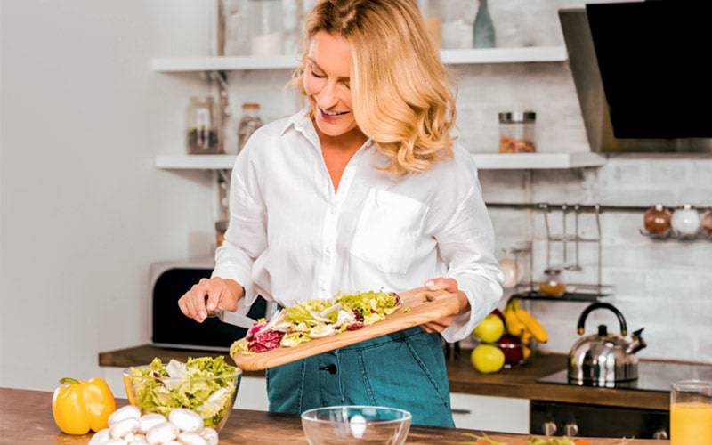 Dieta vegan reduz afrontamentos da menopausa
