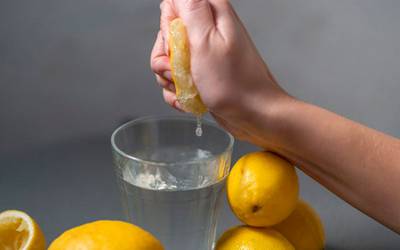 Ingerir água com limão beneficia sistema digestivo